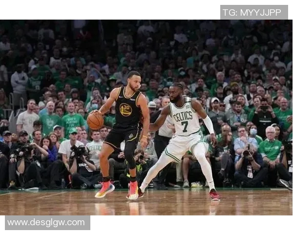 勇士与凯尔特人激战正酣NBA季后赛精彩对决引发球迷热议